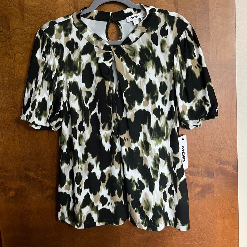 DKNY NWT Ladies Size Large Short Sleeve Pullover Top in New Perfect Condition.